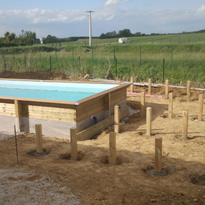 Aménagement de la terrasse d'une piscine hors sol